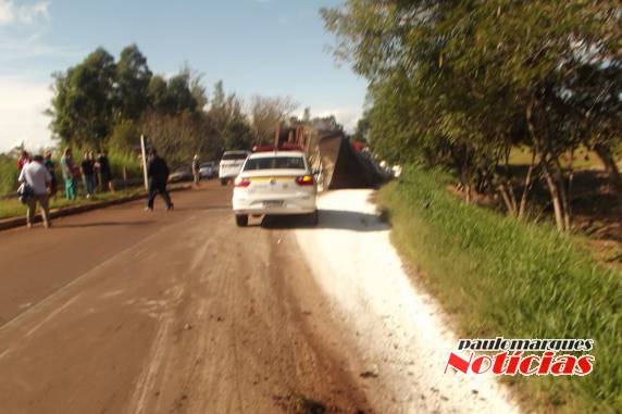 Carreta com 32mil/Kg de farrinha de trigo tomba no trevo da BR 472 em Três de Maio - foto 6