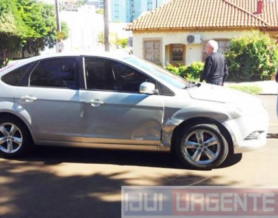 Acidente com dois carros deixa uma mulher ferida em Ijuí - foto 4
