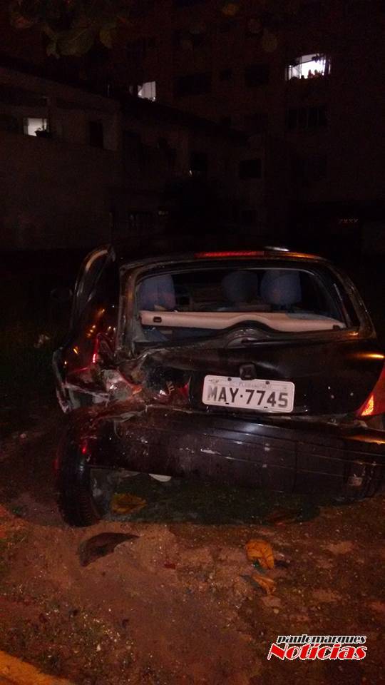 Motorista bate em dois veículos estacionados na rua 302 na Meia Praia - foto 4