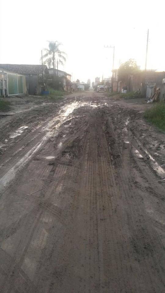 Rua 448 do Morretes é tomada pela lama, em
Itapema - foto 3