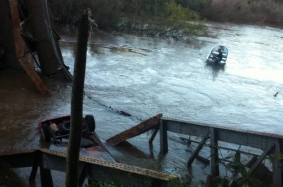 Ponte de acesso a Jaguari desaba, e bitrem e carro caem em rio - foto 2