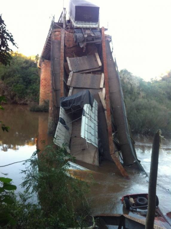 Ponte de acesso a Jaguari desaba, e bitrem e carro caem em rio - foto 3