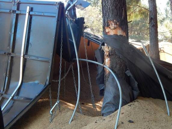 Carreta carregada tomba ao passar no trevo de saída para Condor na BR 158 em Panambi - foto 5