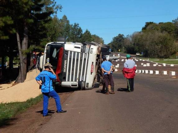Carreta carregada tomba ao passar no trevo de saída para Condor na BR 158 em Panambi - foto 3