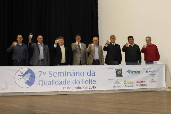 Evento realizado na segunda-feira, 1º, iniciou com autoridades promovendo um brinde à qualidade do leite