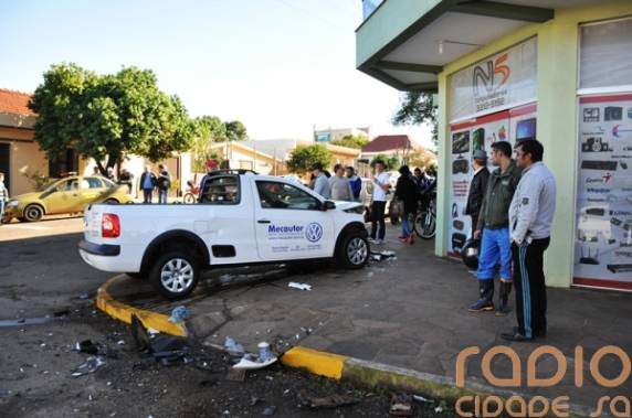 Três pessoas feridas em colisão na manhã desta terça-feira em 

Santo Ângelo - foto 4