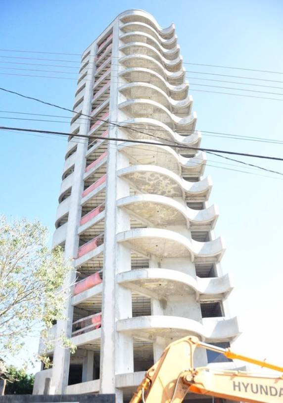 Mulher se joga de prédio em construção em FW - foto 2