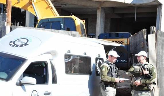 Mulher se joga de prédio em construção em FW - foto 3
