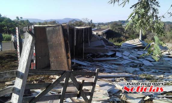 Caminhão bitrem tomba próximo da ponte sobre o rio Boa Vista em Porto Lucena - foto 3