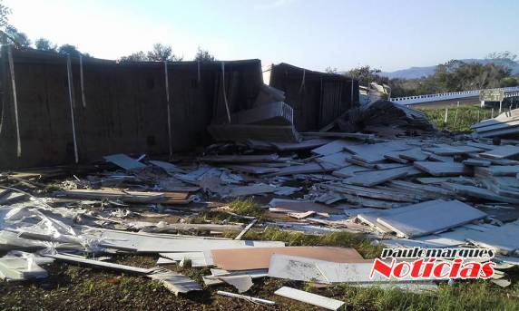Caminhão bitrem tomba próximo da ponte sobre o rio Boa Vista em Porto Lucena - foto 4