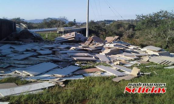 Caminhão bitrem tomba próximo da ponte sobre o rio Boa Vista em Porto Lucena - foto 5