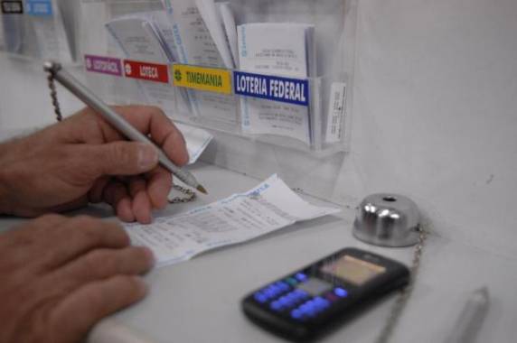 Mega-Sena 

acumulou e poderá pagar R$ 42 milhões no sábado
