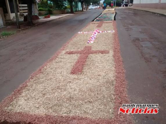 Fiéis enfeitam ruas que
circundam a Paróquia Nossa Senhora da Conceição - foto 4