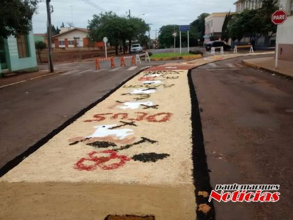Fiéis enfeitam ruas que
circundam a Paróquia Nossa Senhora da Conceição - foto 5