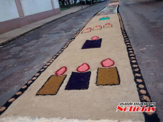Fiéis enfeitam ruas que
circundam a Paróquia Nossa Senhora da Conceição - foto 2