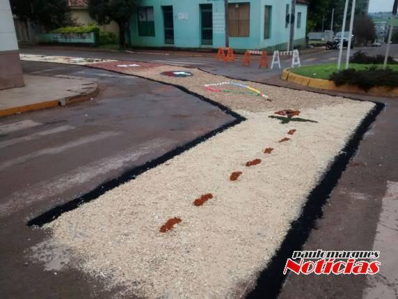 Fiéis enfeitam ruas que
circundam a Paróquia Nossa Senhora da Conceição - foto 7