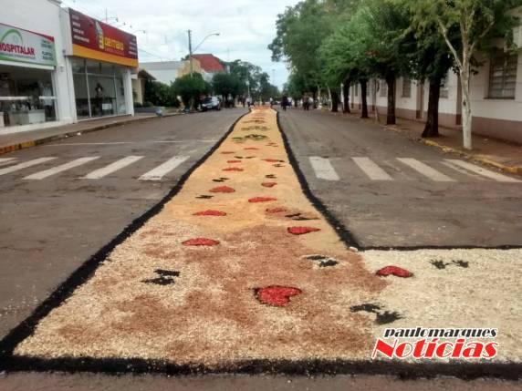 Fiéis enfeitam ruas que
circundam a Paróquia Nossa Senhora da Conceição - foto 6