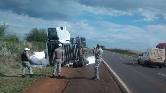 Carreta capota na BR 285 em São Luiz Gonzaga - foto 5