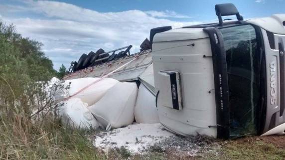 Carreta capota na BR 285 em São Luiz Gonzaga - foto 4