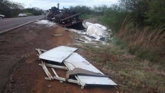 Carreta capota na BR 285 em São Luiz Gonzaga - foto 3