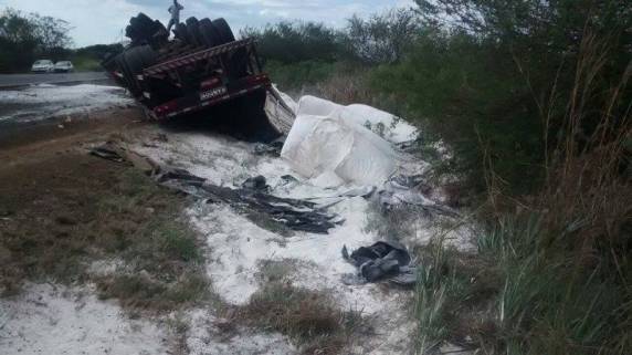 Carreta capota na BR 285 em São Luiz Gonzaga - foto 2
