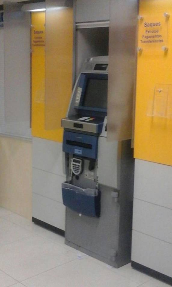Bandidos tentam arrombara caixas eletrônicos de banco em Balneário Camboriú - foto 3