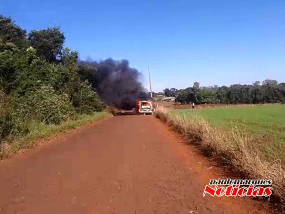 Kombi da
Prefeitura de Três de Maio pega fogo e tem perda total - foto 2