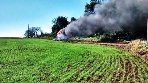 Kombi da
Prefeitura de Três de Maio pega fogo e tem perda total - foto 4