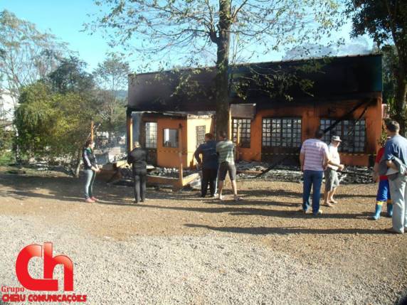 Incêndio destrói empresa em Pinheirinho do Vale - foto 2