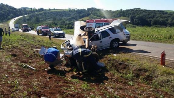 Dois motoristas morrem e três passageiros ficam feridos em acidente entre
Marmeleiro e Campo Ere - foto 2