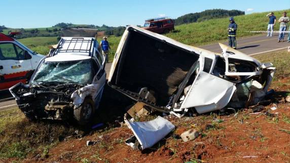 Dois motoristas morrem e três passageiros ficam feridos em acidente entre
Marmeleiro e Campo Ere - foto 3