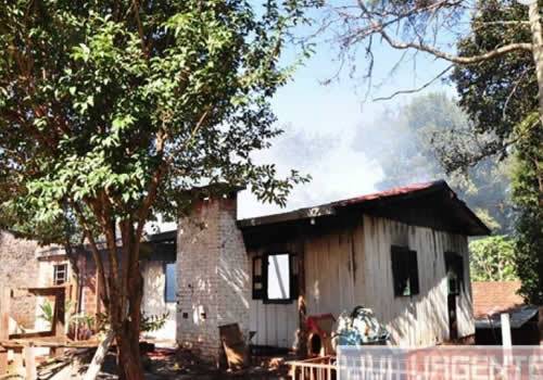 Botijão de gás explode e provoca incêndio em residência, em Ijuí - foto 4