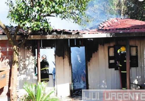 Botijão de gás explode e provoca incêndio em residência, em Ijuí - foto 5