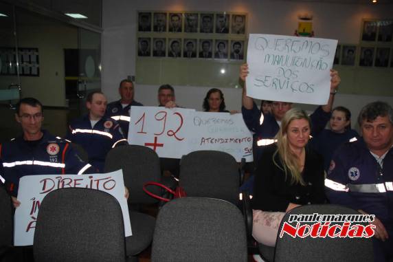 Equipe do SAMU de Três de Maio se manifestou com cartazes na 

sessão do legislativa