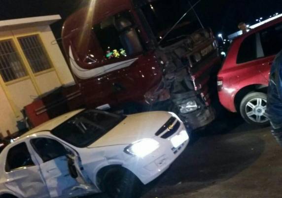 Acidente com 13 veículos
bloqueia a BR-116 em São Leopoldo - foto 2