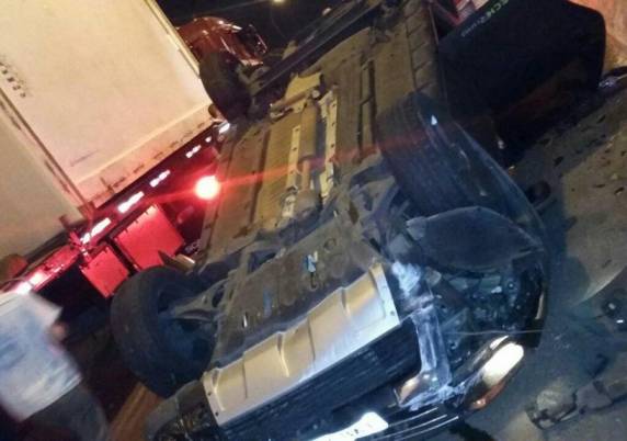 Acidente com 13 veículos
bloqueia a BR-116 em São Leopoldo - foto 3