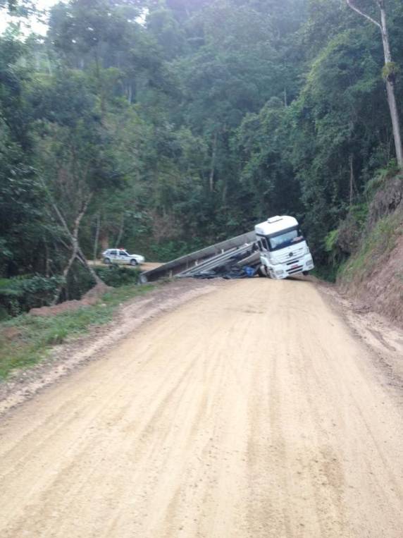 Caminhão tomba na Estrada Geral do Gaspar Alto - foto 3