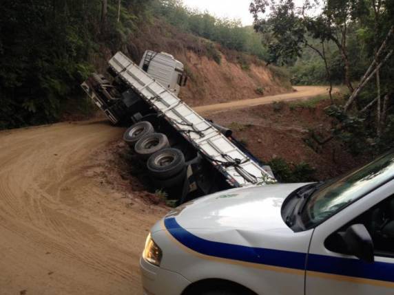 Caminhão tomba na Estrada Geral do Gaspar Alto - foto 2