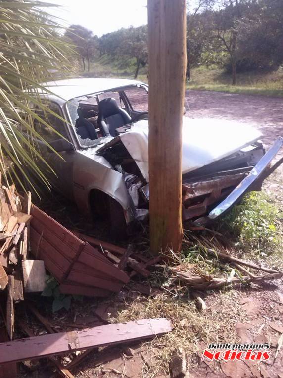 Jovem colide veículo em poste no interior de Giruá - foto 2