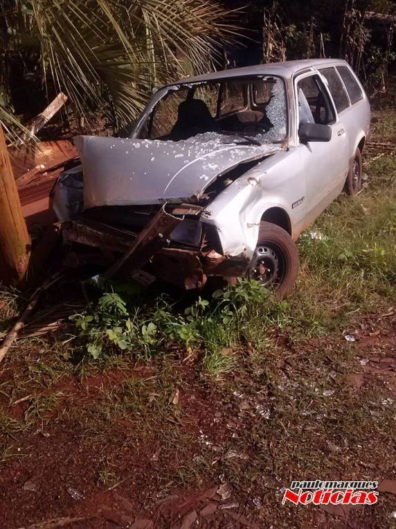 Jovem colide veículo em poste no interior de Giruá - foto 3