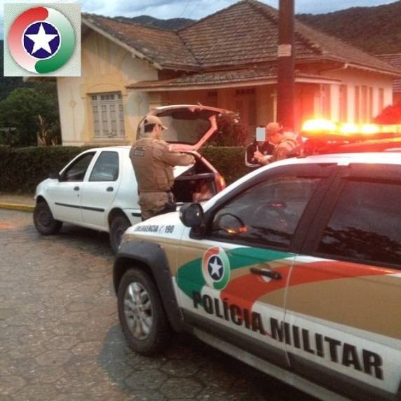 Homem é abordado pela Polícia Militar quando dirigia e fumava maconha - foto 3