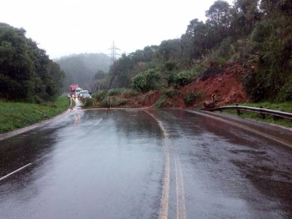 Em Herval d'Oeste, desmoronamento bloqueia BR-282 neste domingo (14)