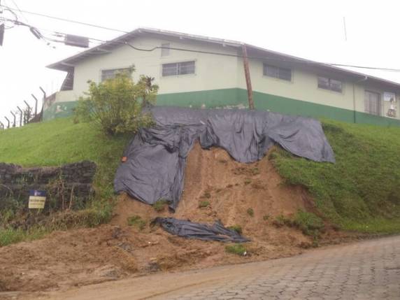 Chuva provoca quedas de
barreira, cheia de rios e alagamentos em SC - foto 2