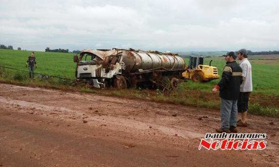 Caminhão
transportador de leite capota e motorista fica ferido, em São Martinho - foto 4