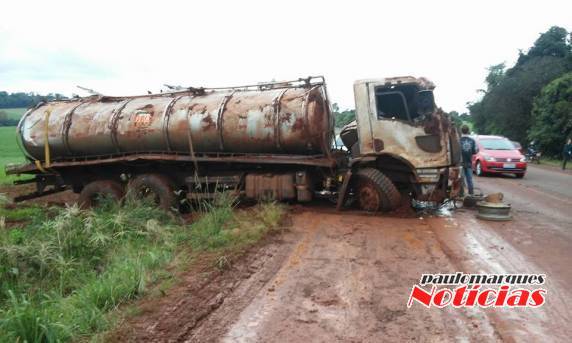 Caminhão
transportador de leite capota e motorista fica ferido, em São Martinho - foto 3