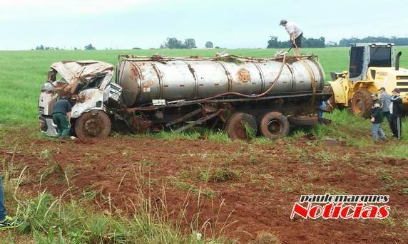 Caminhão
transportador de leite capota e motorista fica ferido, em São Martinho - foto 6