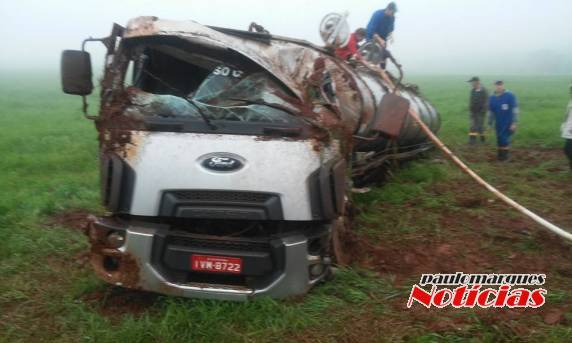 Caminhão
transportador de leite capota e motorista fica ferido, em São Martinho - foto 5