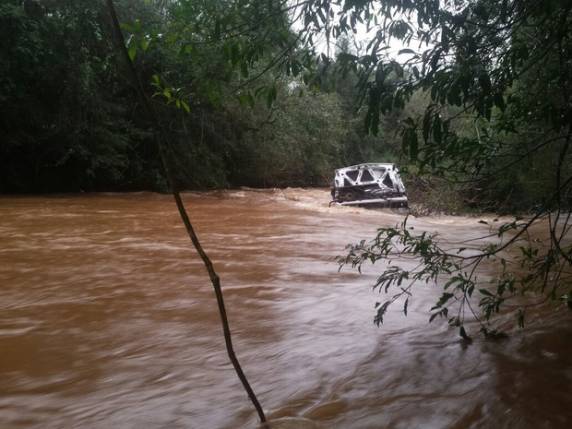 Caminhonete com 3
pessoas cai de ponte e homem desaparece em rio - foto 3