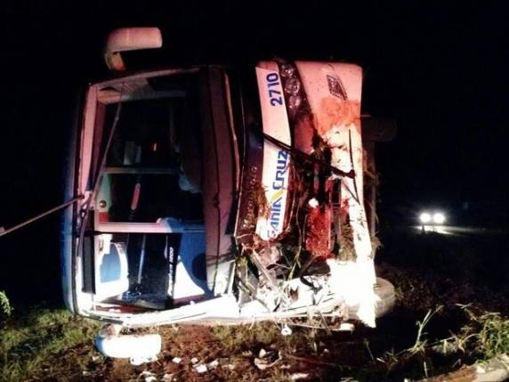 Ônibus tomba na BR-386 e deixa quatro pessoas feridas - foto 2