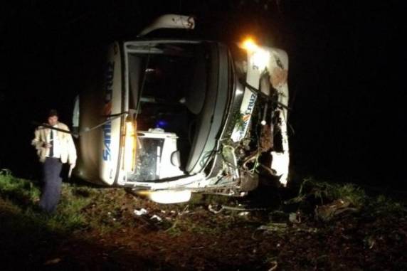 Ônibus tomba na BR-386 e deixa quatro pessoas feridas - foto 3